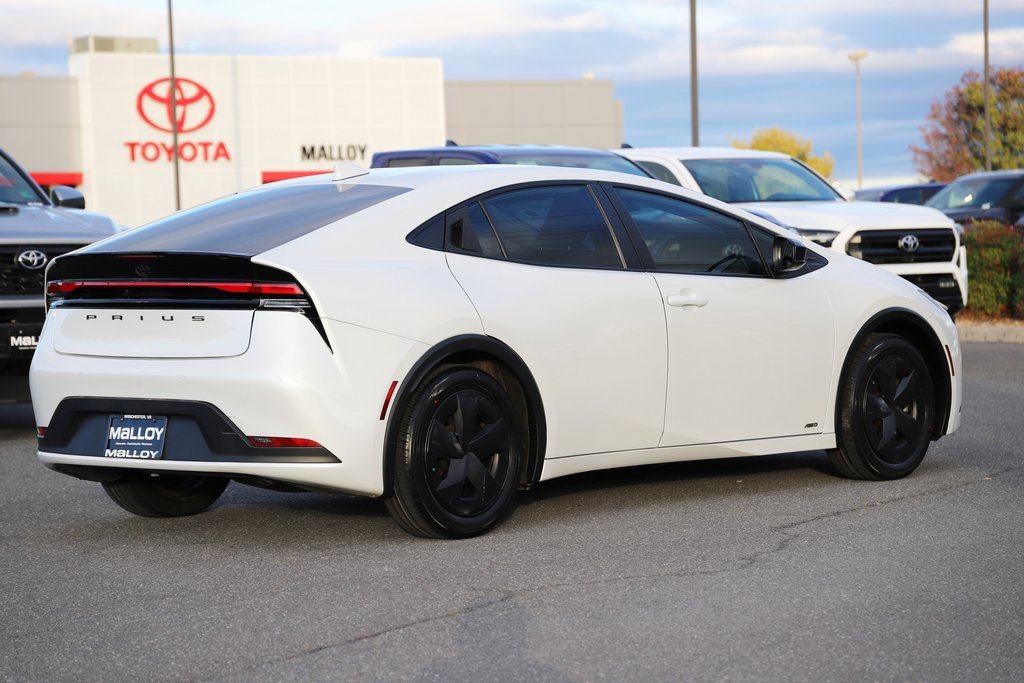2023 Toyota Prius LE photo 3