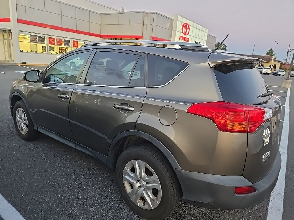 2015 Toyota RAV4 LE photo 3