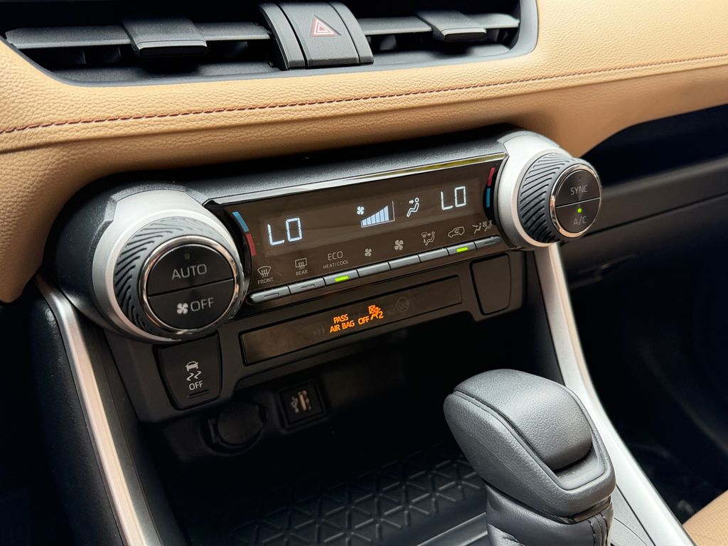 2025 Toyota RAV4 XLE - Photo 22