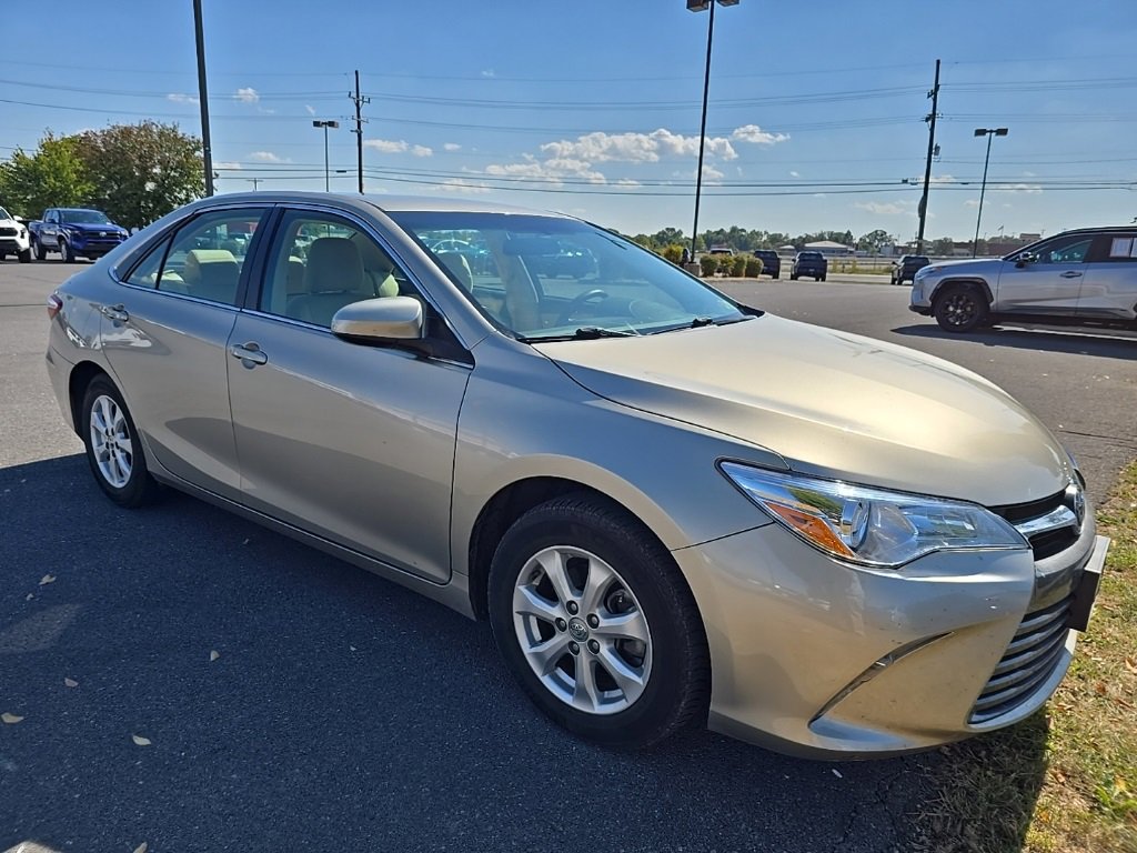 2015 Toyota Camry LE photo 2