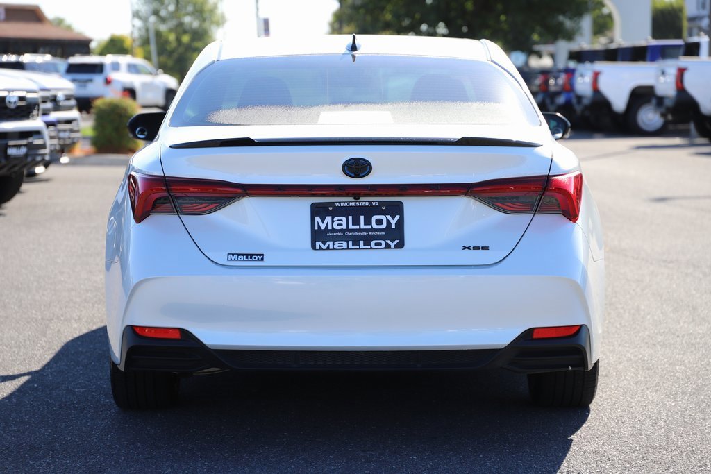 2022 Toyota Avalon Hybrid XSE photo 3
