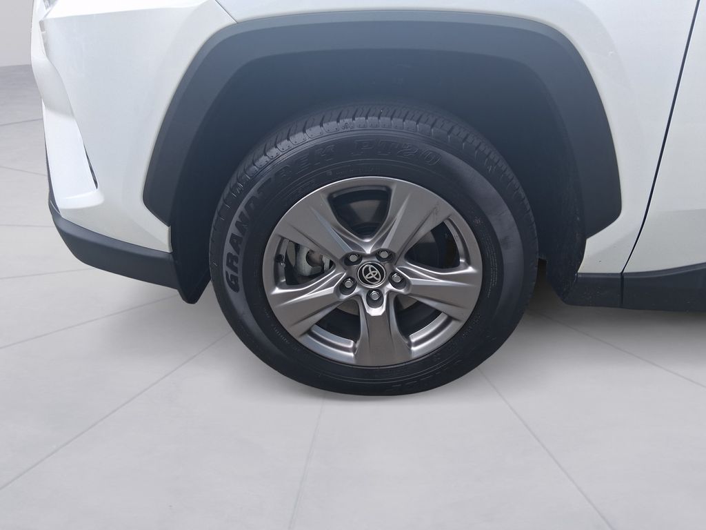 2025 Toyota RAV4 XLE - Photo 9