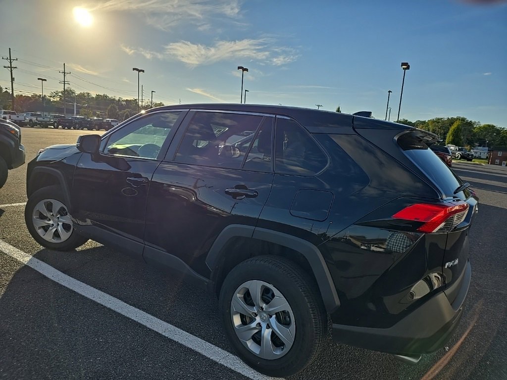 2022 Toyota RAV4 LE photo 2