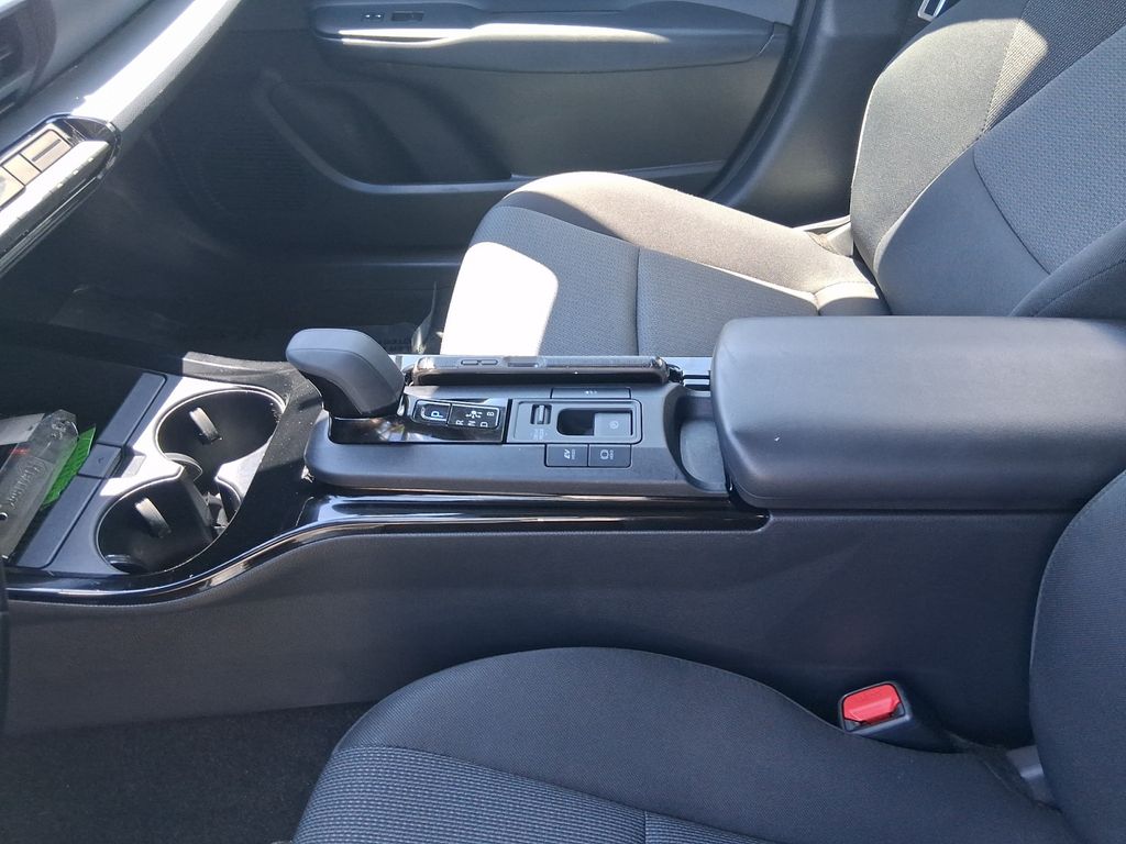 2025 Toyota Prius LE - Photo 15