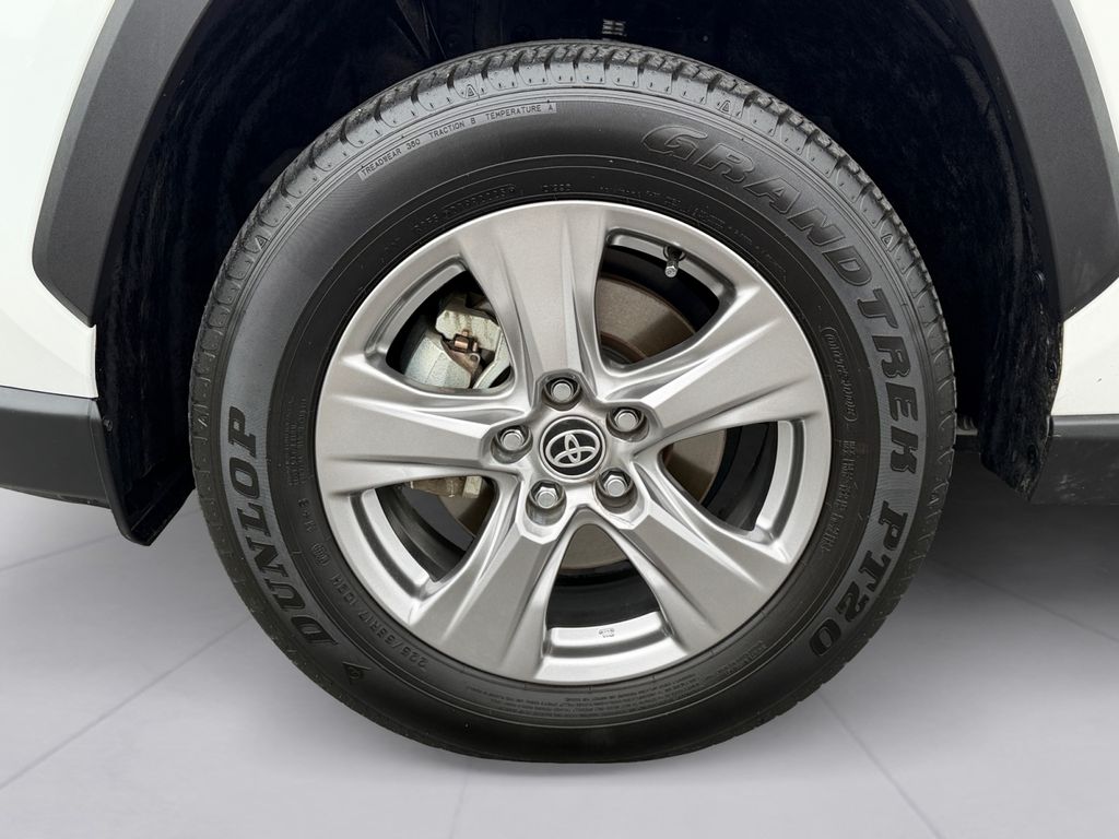 2025 Toyota RAV4 XLE - Photo 8