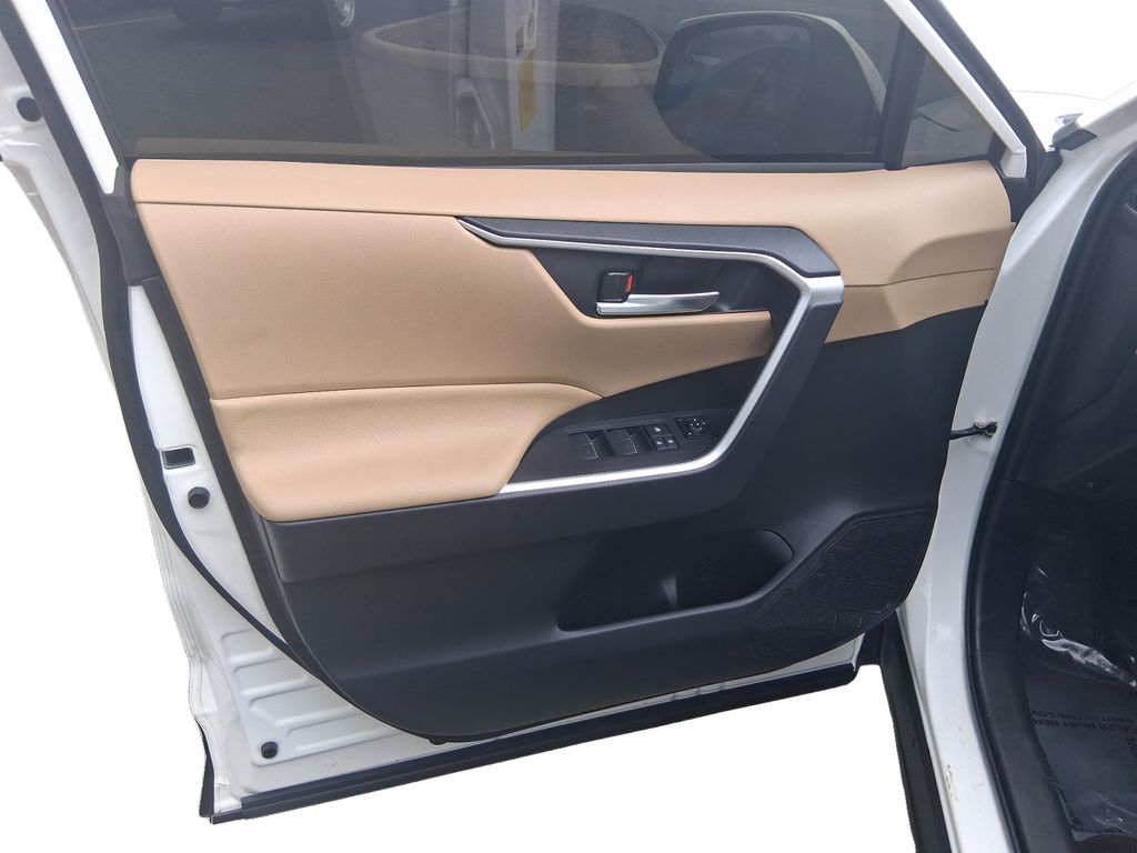2025 Toyota RAV4 XLE - Photo 11
