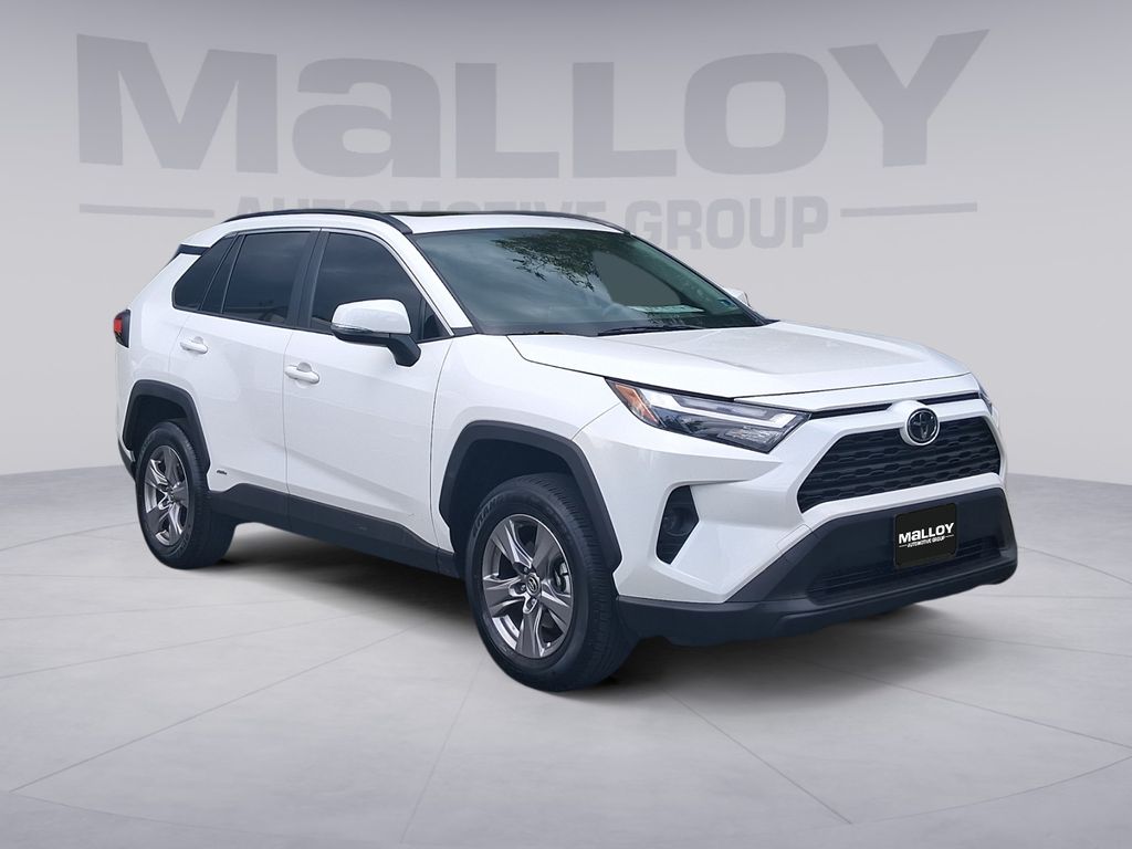 2025 Toyota RAV4 XLE - Photo 7