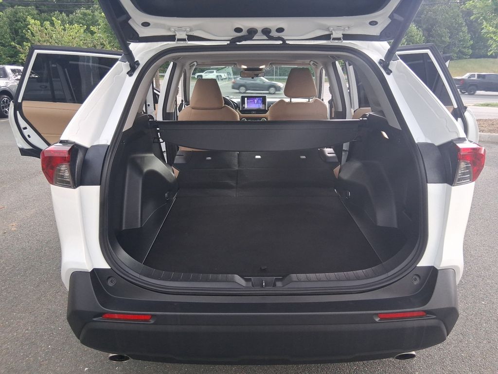 2025 Toyota RAV4 XLE - Photo 23