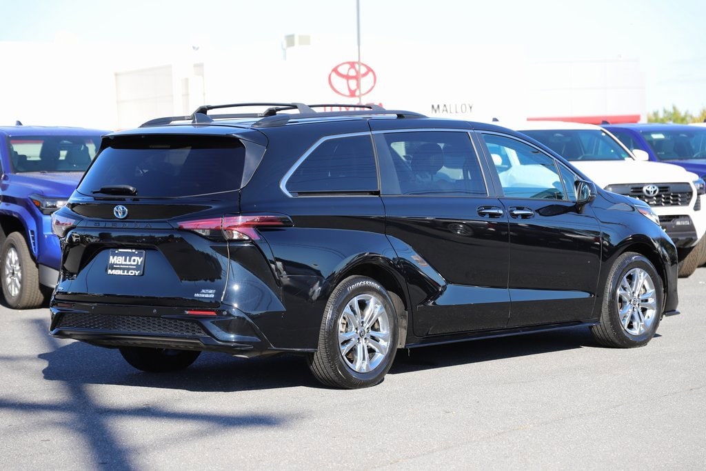 2022 Toyota Sienna XSE photo 3