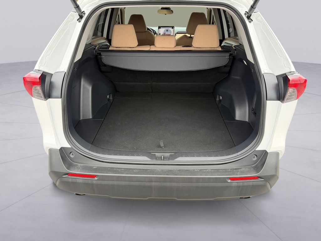 2025 Toyota RAV4 XLE - Photo 18