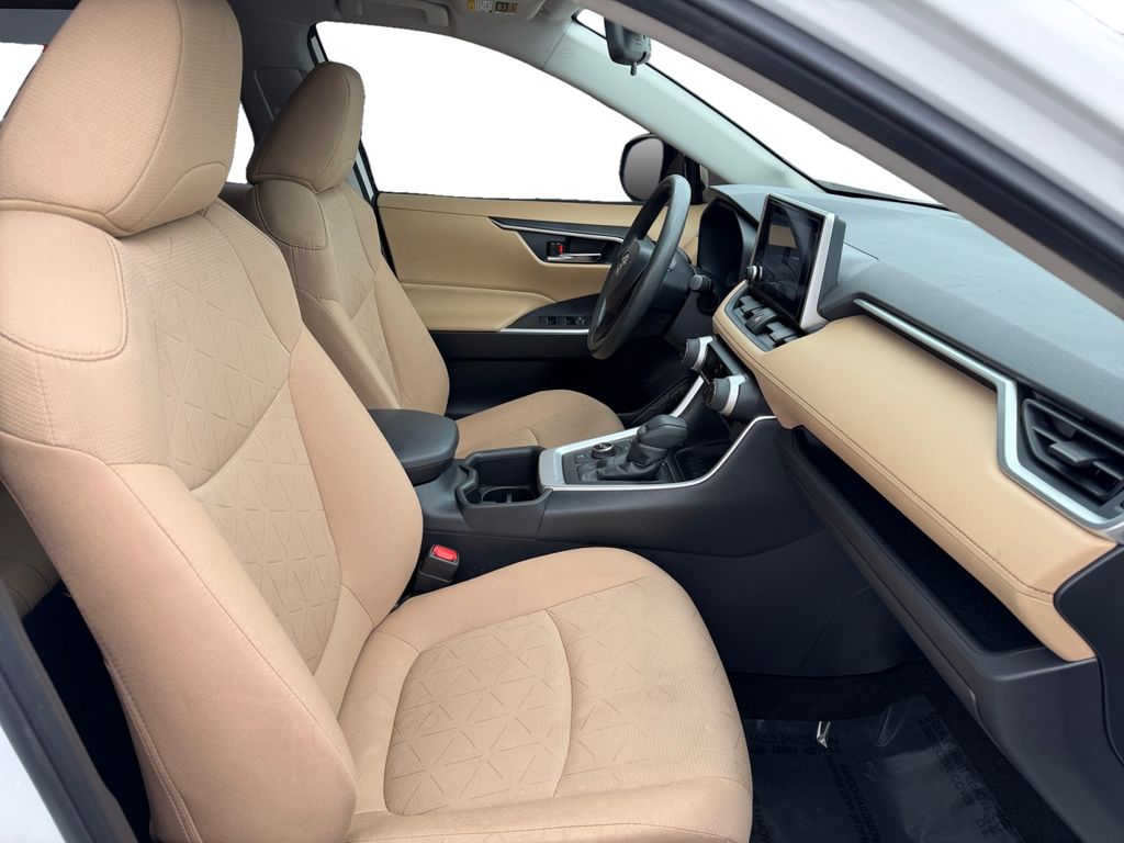 2025 Toyota RAV4 XLE - Photo 16