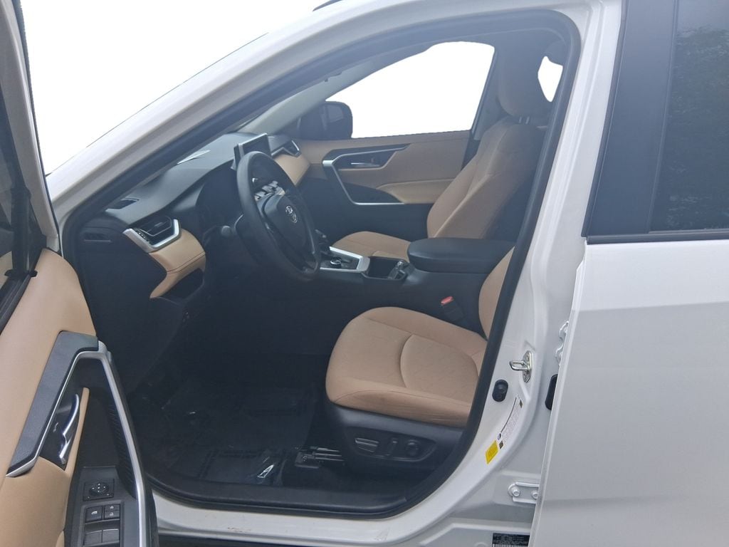 2025 Toyota RAV4 XLE - Photo 10