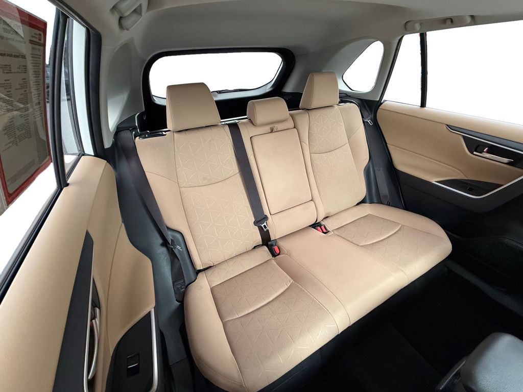 2025 Toyota RAV4 XLE - Photo 17