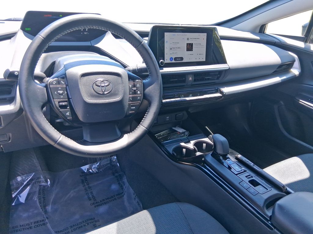 2025 Toyota Prius LE - Photo 12