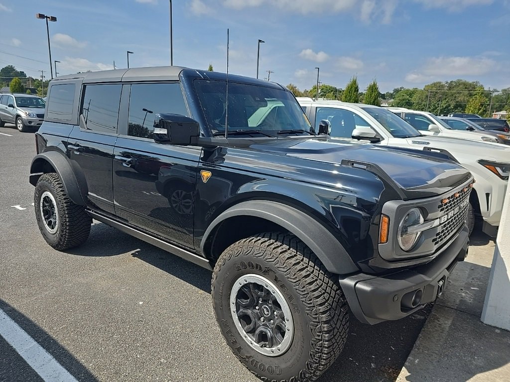 2023 Ford Bronco Badlands photo 2