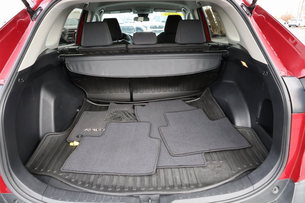 2020 Toyota RAV4 LE photo 4