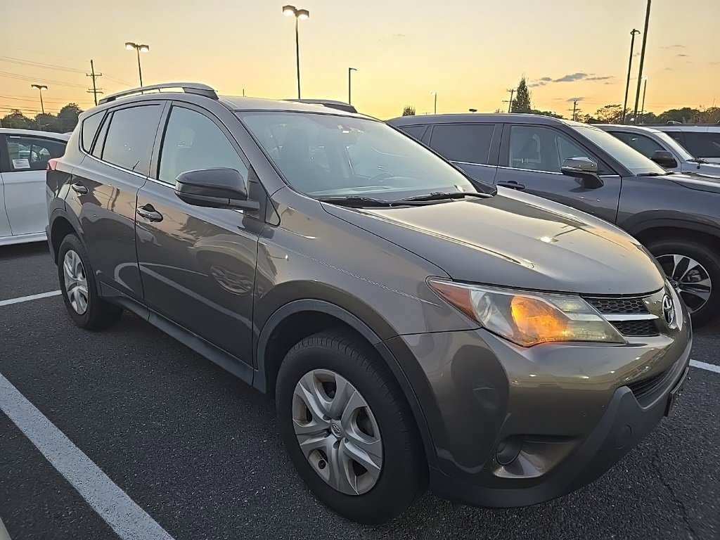 2015 Toyota RAV4 LE photo 2