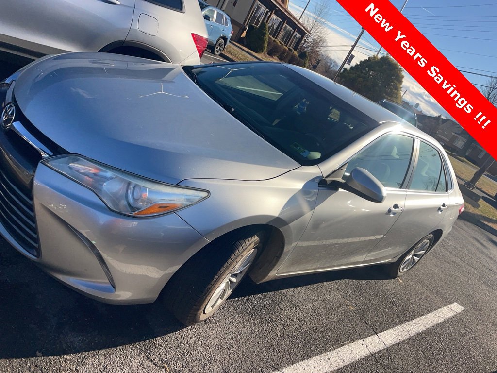 2016 Toyota Camry LE's photo