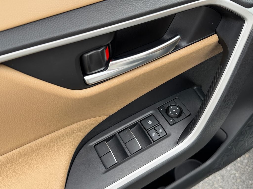 2025 Toyota RAV4 XLE - Photo 10
