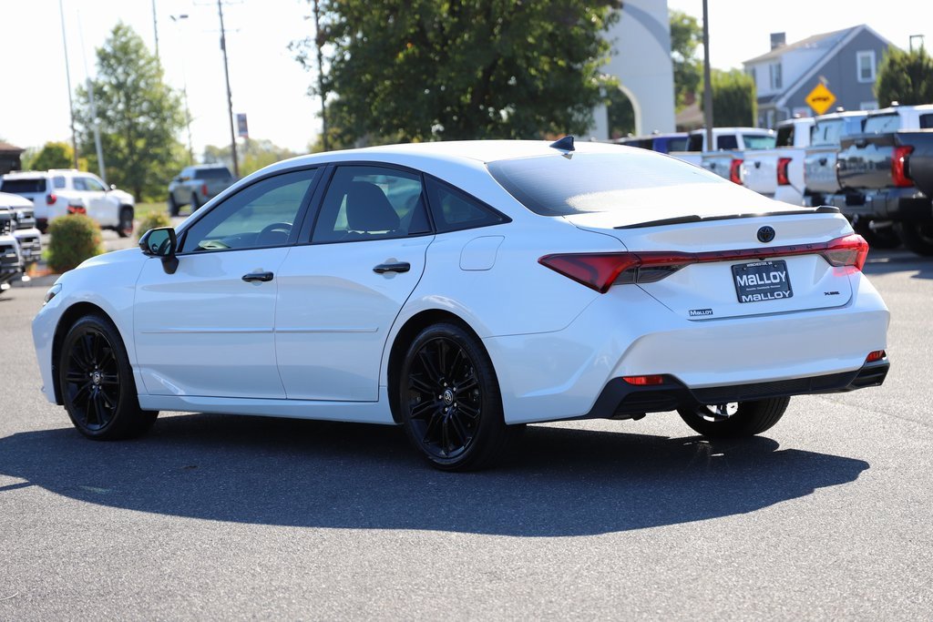 2022 Toyota Avalon Hybrid XSE photo 2