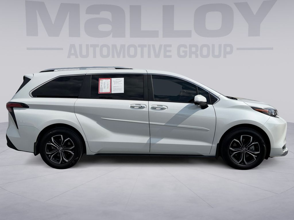 2025 Toyota Sienna 6