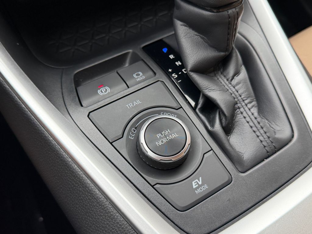 2025 Toyota RAV4 XLE - Photo 21