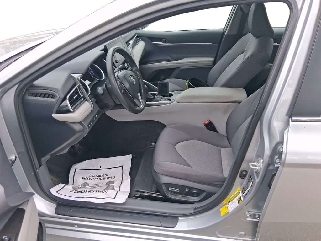 2022 Toyota Camry LE - Photo 10