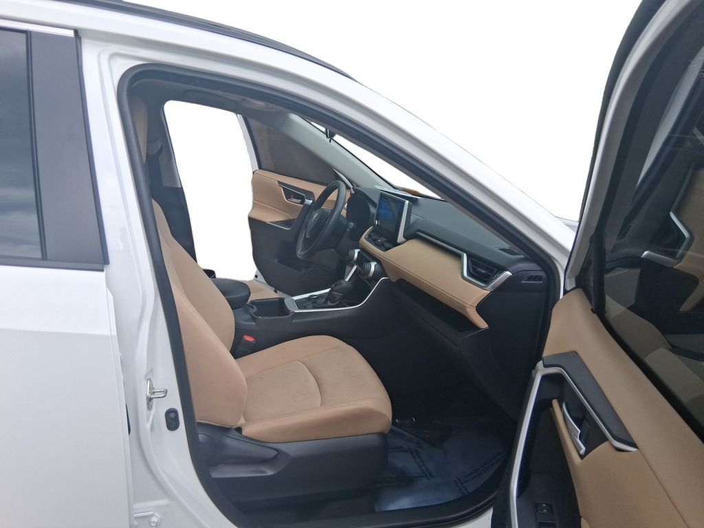 2025 Toyota RAV4 XLE - Photo 17
