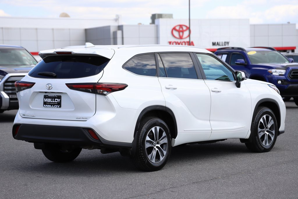 2024 Toyota Highlander XLE photo 3