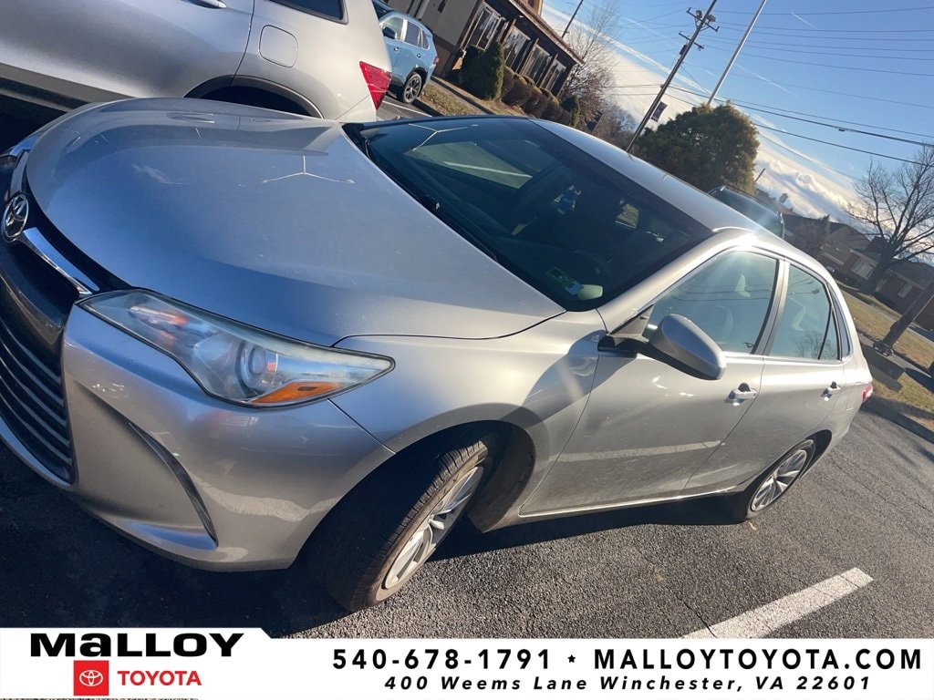 2016 Toyota Camry LE's photo