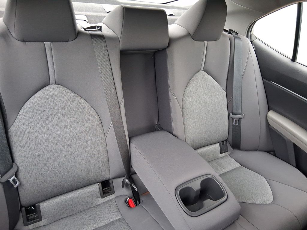 2022 Toyota Camry LE - Photo 18