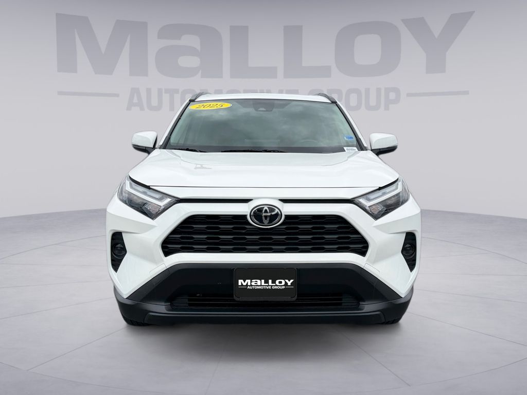 2025 Toyota RAV4 XLE - Photo 7