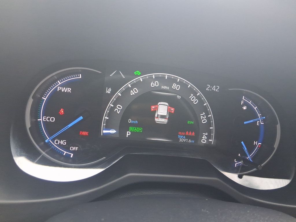 2025 Toyota RAV4 XLE - Photo 14