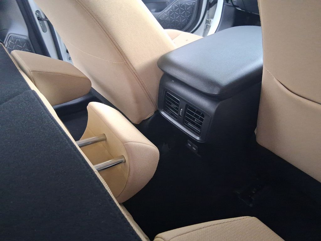 2025 Toyota RAV4 XLE - Photo 24