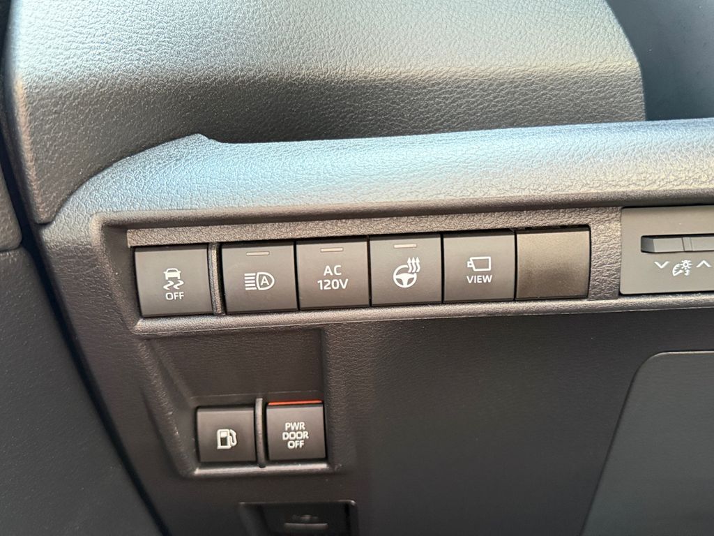 2025 Toyota Sienna 22