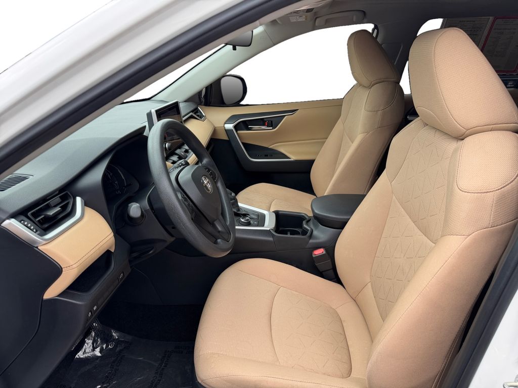 2025 Toyota RAV4 XLE - Photo 9