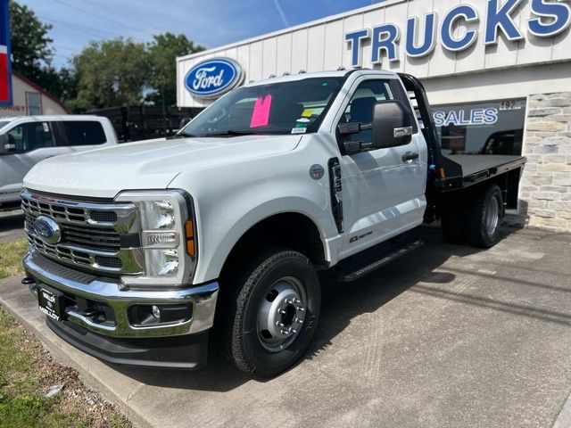 2025 Ford F-350 Super Duty Chassis Cab XL - Photo 4