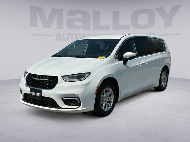 2023 Chrysler Pacifica Touring L's photo