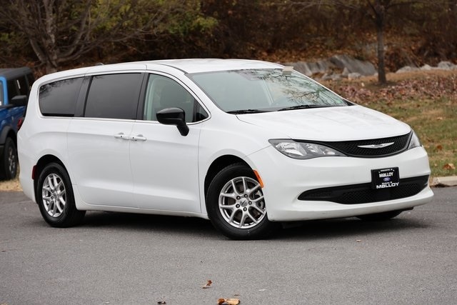 2024 Chrysler Voyager LX Minivan/Van's photo