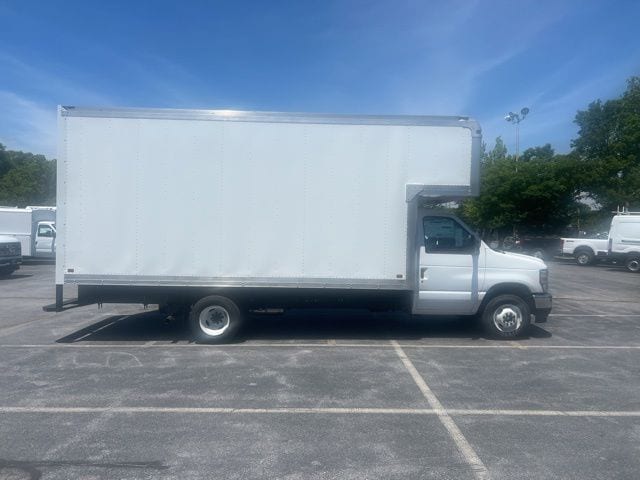 2027 Ford E-Series DRW E-450 Super Duty 176 in WB's photo