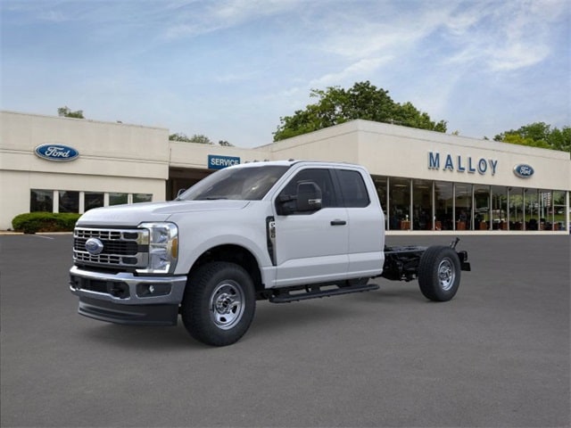 2025 Ford F-350 Super Duty Chassis Cab XL's photo