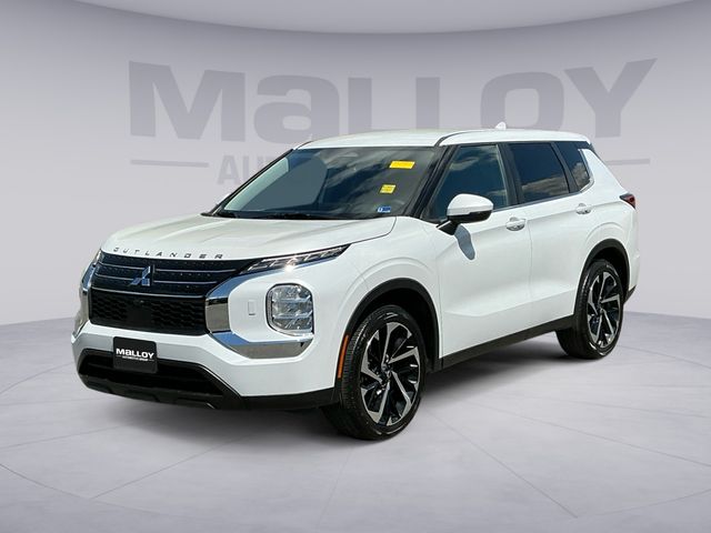2022 Mitsubishi Outlander ES S-AWC's photo