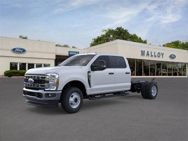2025 Ford F-350 Super Duty Chassis Cab XL's photo