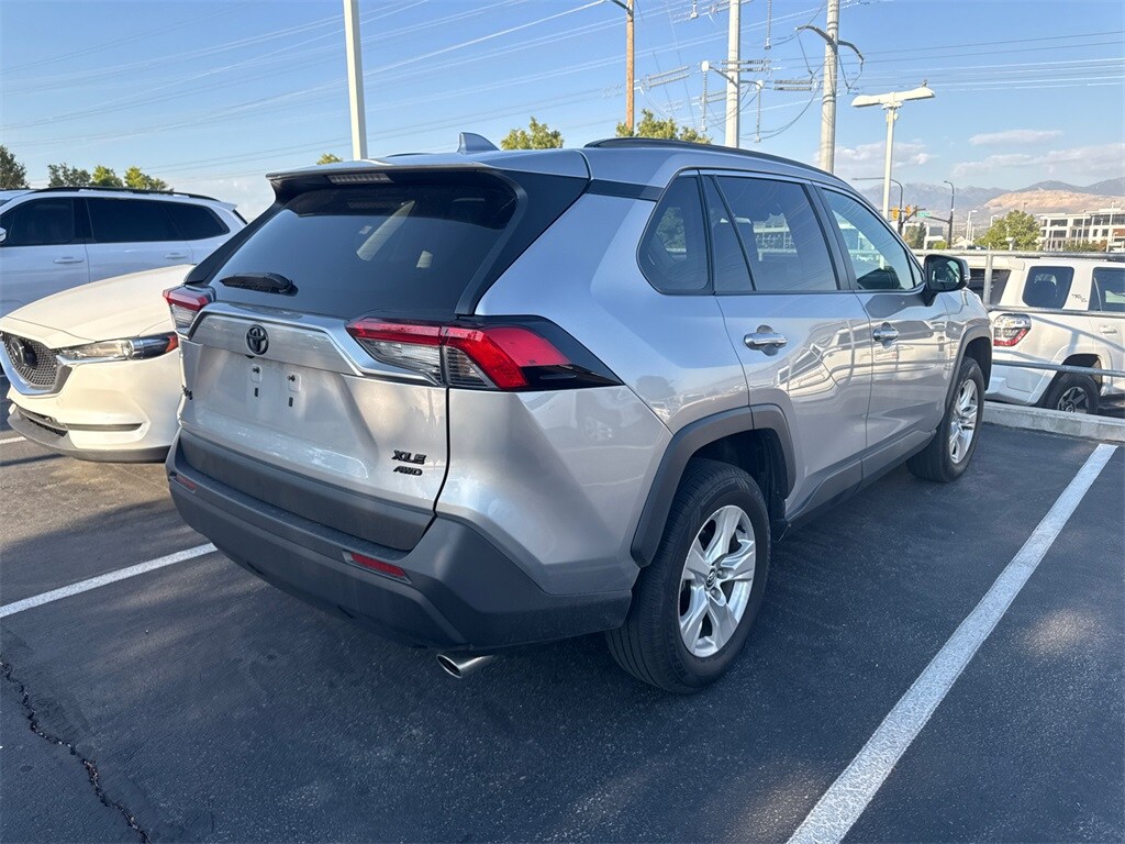 2021 Toyota RAV4 XLE photo 3