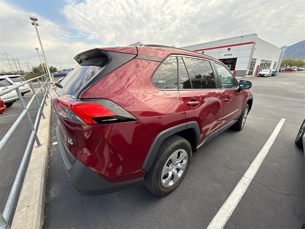 2021 Toyota RAV4 LE photo 3