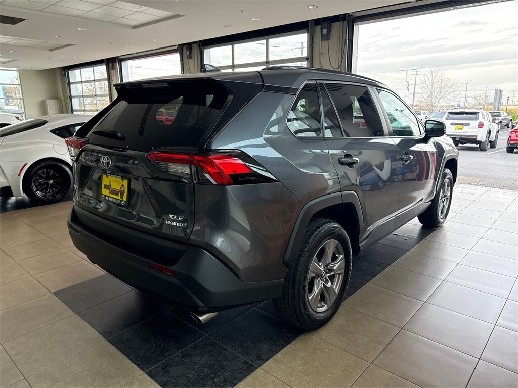 2024 Toyota RAV4 Hybrid XLE photo 3