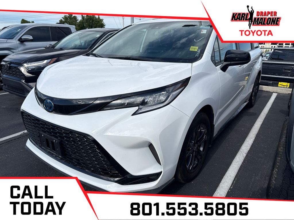 2025 Toyota Sienna LE AWD 8-Passenger's photo
