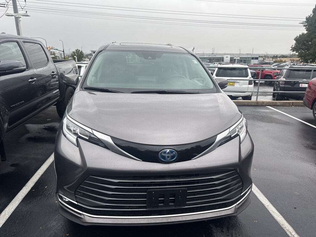 2023 Toyota Sienna Limited photo 2