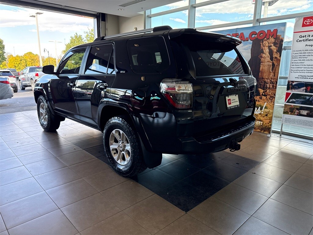 2022 Toyota 4Runner SR5 photo 2