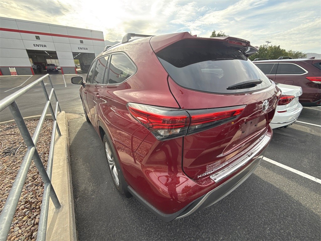 2022 Toyota Highlander Platinum photo 2